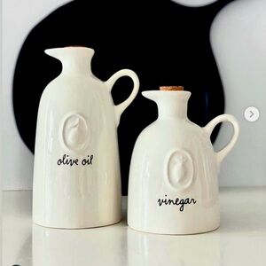 Rae Dunn NEW 2025 artisan BEAUTIFUL OLIVE OIL & VINEGAR CRUET!!!! Must have!